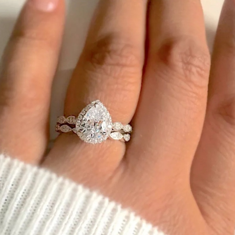 Oval shapsd ring size 6 - Picture 1 of 3